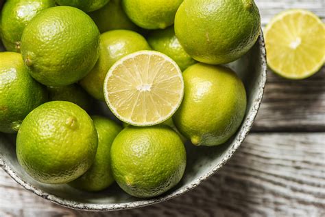 Lime fresh - Place the lime in the juicer with the rind side down. Squeeze the juicer over a small bowl until no more lime juice comes out. Repeat using the other half of the lime. [5] 3. Use a pair of tongs in place of a citrus juicer. Cut a lime in half and hold one half in one hand over a small bowl.